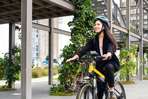 As bicicletas motorizadas podem ser uma alternativa para quem não deseja investir em uma moto. (Getty Images/Reprodução)