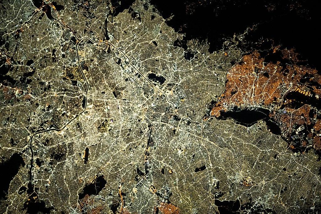 Grande São Paulo à noite vista da Estação Espacial Internacional. (Fonte: WikimediaCommons/Reprodução)