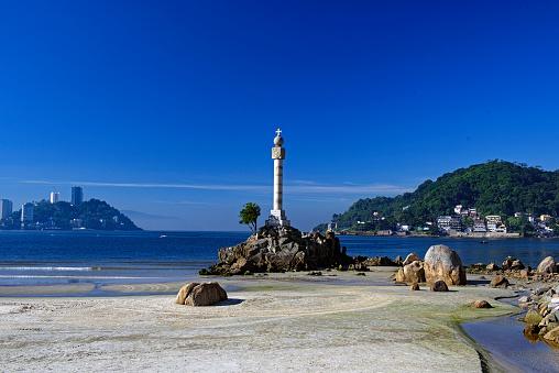 Marco Padrão, monumento erguido no canto da Praia de Gonzaguinha em 1933 para comemorar os então completos 400 anos da cidade.