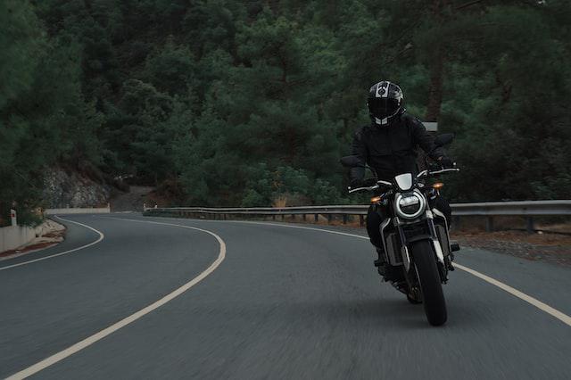 Por apresentar desempenho mais modesto, as motonetas não devem ser utilizadas em estradas. (Fonte: Unsplash)