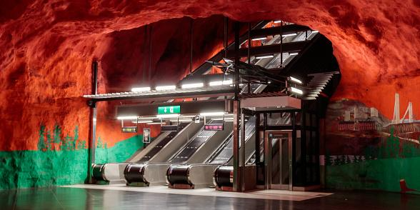 A estação Solna Centrum. Além dela, as paredes e os tetos de várias estações que compõem o metrô de Estocolmo apresentam aos visitantes uma gama de obras de arte