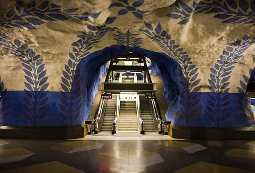 As vinhas azuis nas paredes da estação central do metrô de Estocolmo